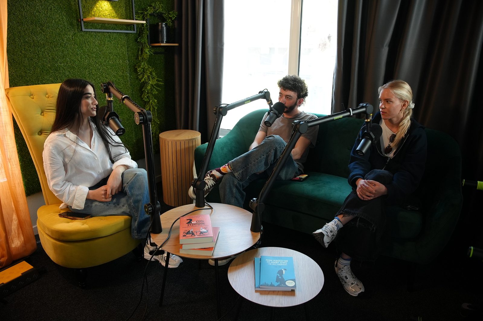 Ηχογράφηση podcast με τρεις συνομιλητές και μικρόφωνα στο στούντιο της Mindspark+